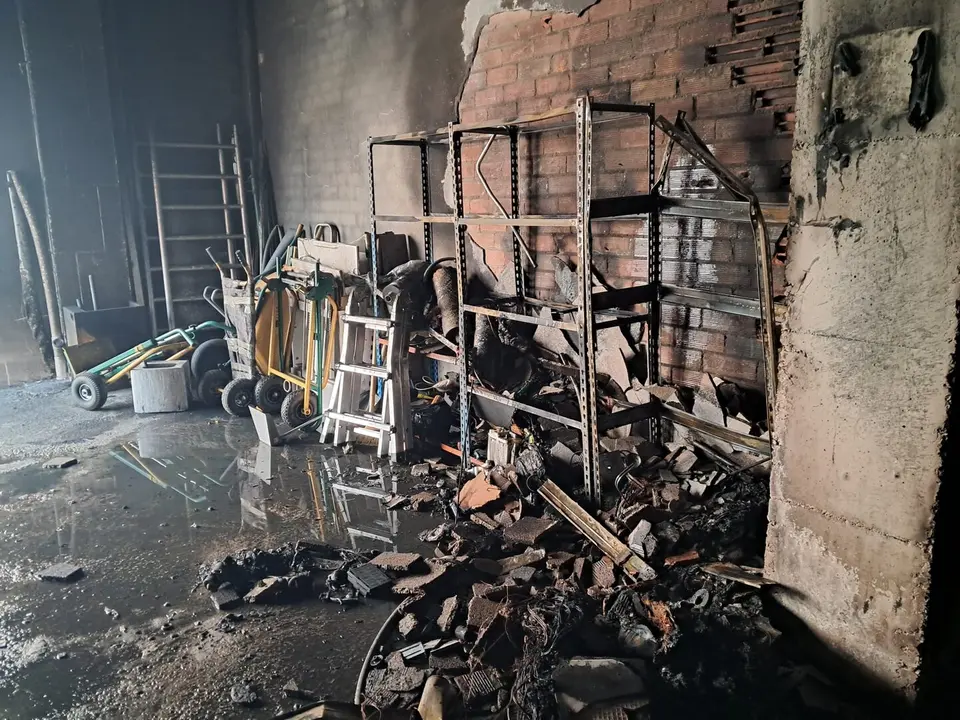 El interior del garaje qued&oacute; totalmente calcinado tras el incendio. Foto: Bomberos de Ponferrada.