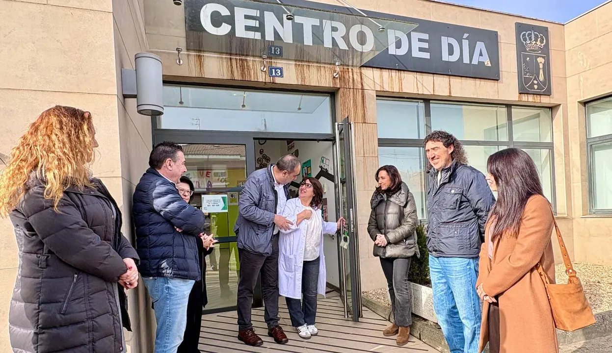 La candidata de Uni&oacute;n del Pueblo Leon&eacute;s (UPL) a las Cortes, Alicia Gallego, visita el Centro de D&iacute;a de Villaturiel