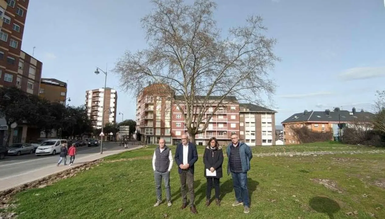 Olegario Ram&oacute;n en la zona en la que est&aacute; proyectada la actuaci&oacute;n.