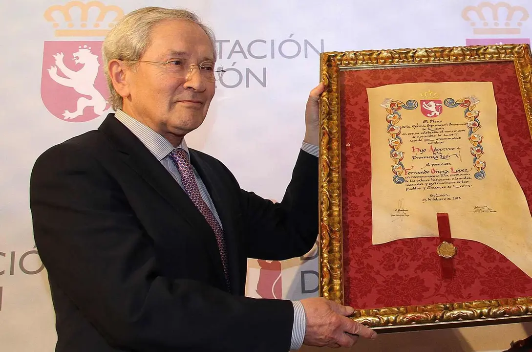 Fernando &Oacute;nega, en 2018, recogiendo el t&iacute;tulo de Hijo Adoptivo de la provincia de Le&oacute;n. Foto: Peio Garc&iacute;a