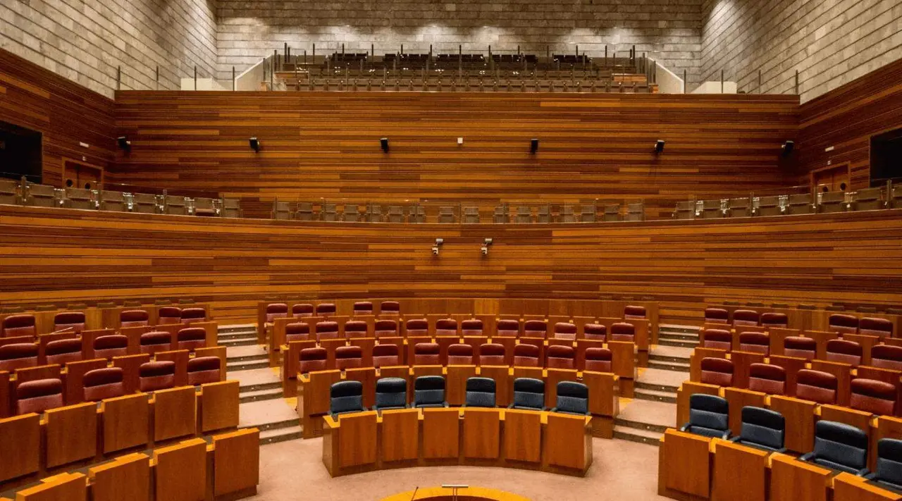 Imagen de archivo de las Cortes de Castilla y Le&oacute;n con los esca&ntilde;os vac&iacute;os.