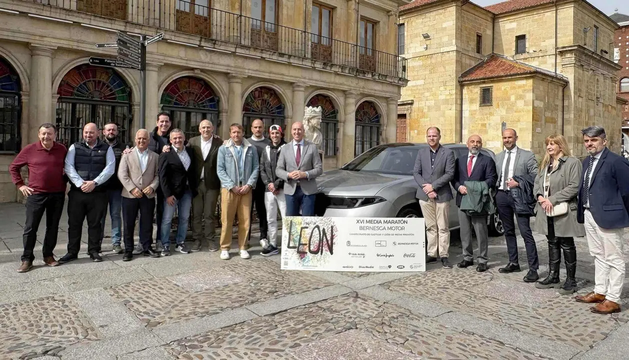 Autoridades, organizadores y patrocinadores de la Media Marat&oacute;n de Le&oacute;n.