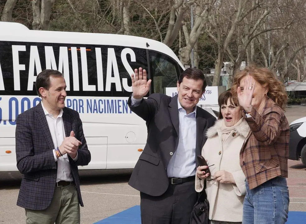 El candidato del PPCyL a la reelecci&oacute;n como presidente de la Junta, Alfonso Fern&aacute;ndez Ma&ntilde;ueco, clausura el acto de presentaci&oacute;n de la caravana electoral en Valladolid. Le acompa&ntilde;a el presidente del PP de Valladolid, Conrado &Iacute;scar, y miembros de la candidatura. Foto: Rub&eacute;n Cacho.
