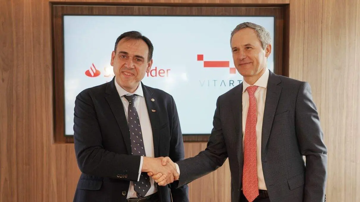 El presidente de Vitartis, Santiago Miguel, y el director de Estrategia, clientes y rentabilidad de Santander Espa&ntilde;a, Javier Cortadellas, suscriben un convenio de colaboraci&oacute;n