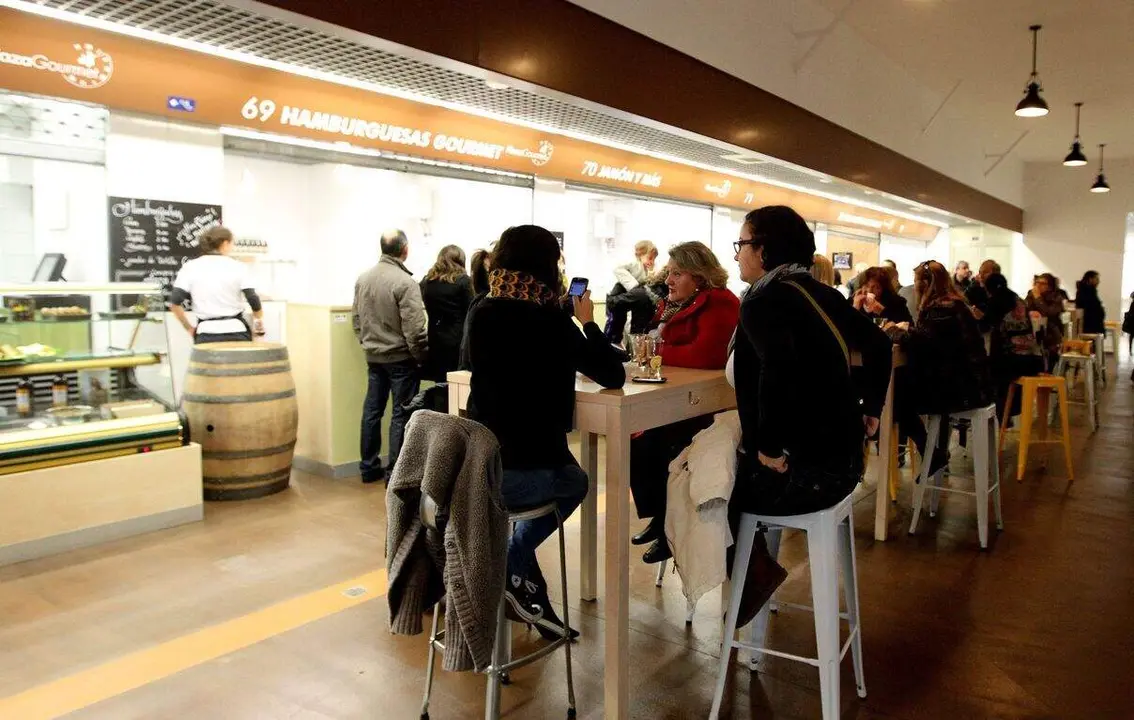 Plaza Gourmet, espacio de gastrobares implantado en el Mercado de Abastos de Ponferrada (Le&oacute;n)