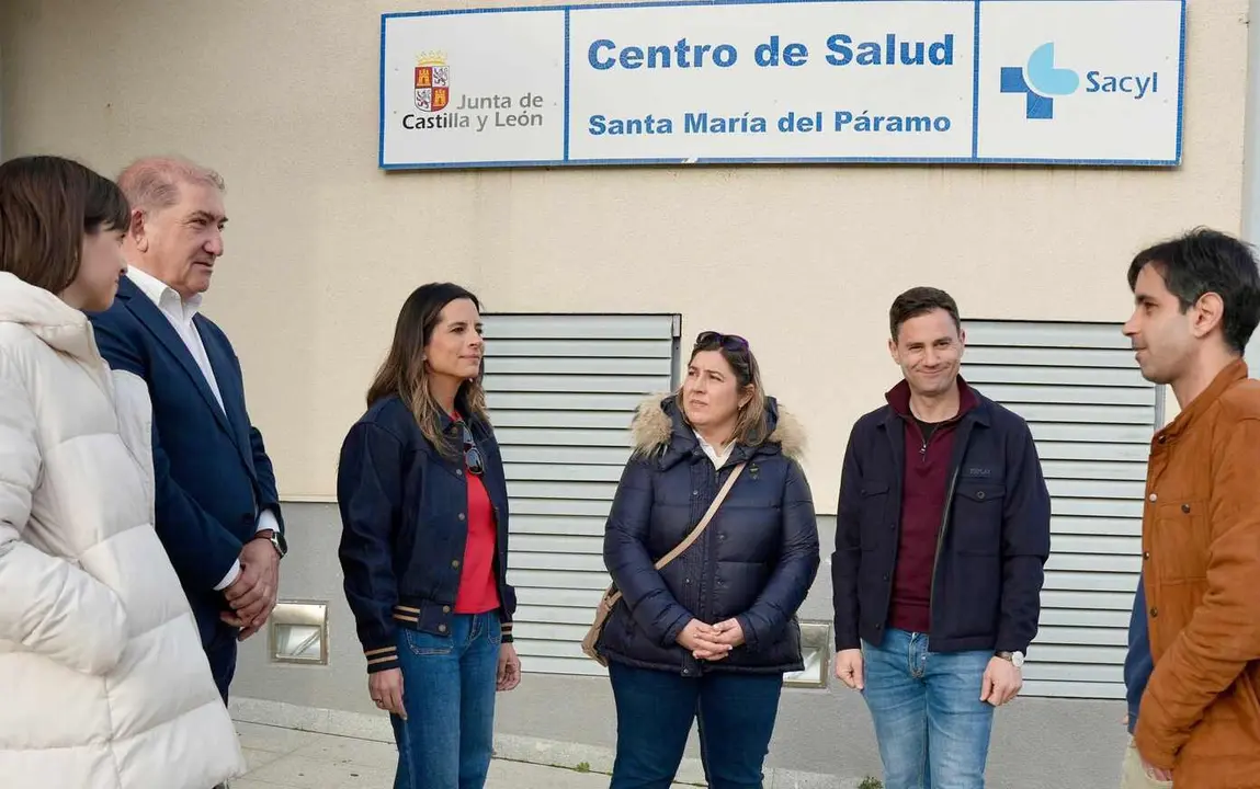 La candidata socialista Nuria Rubio,  ante el centro de salud de Santa Mar&iacute;a del P&aacute;ramo.