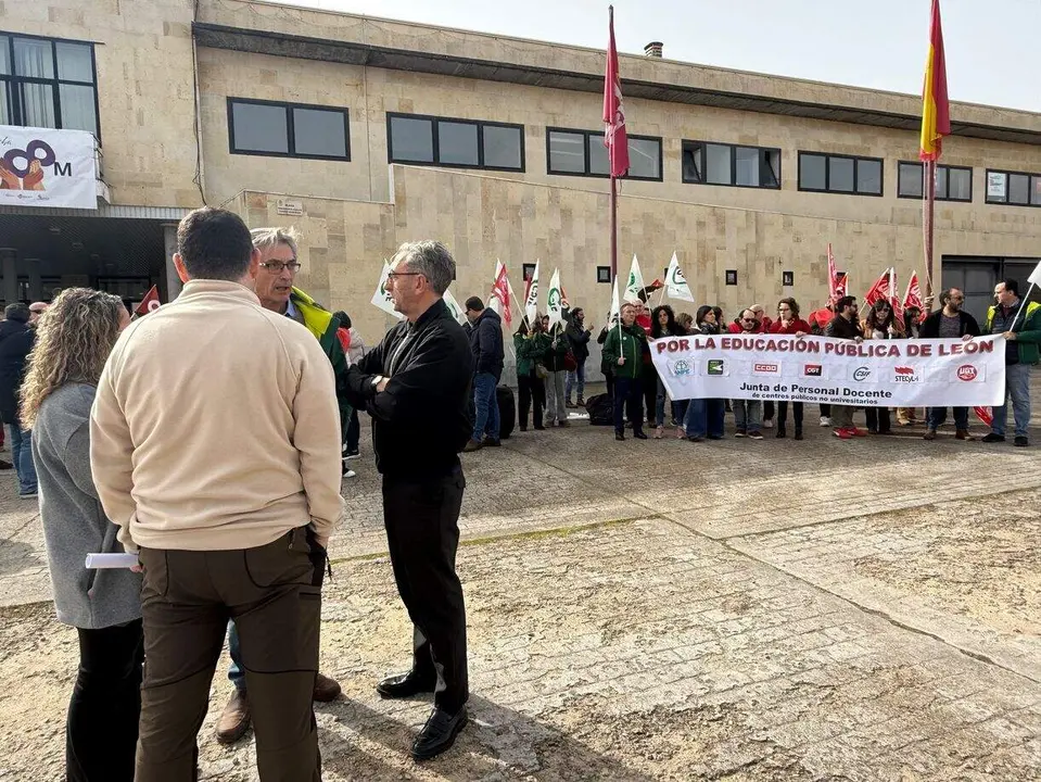 Romero, junto con los manifestantes a la puerta del Ayuntamiento de San Andr&eacute;s.