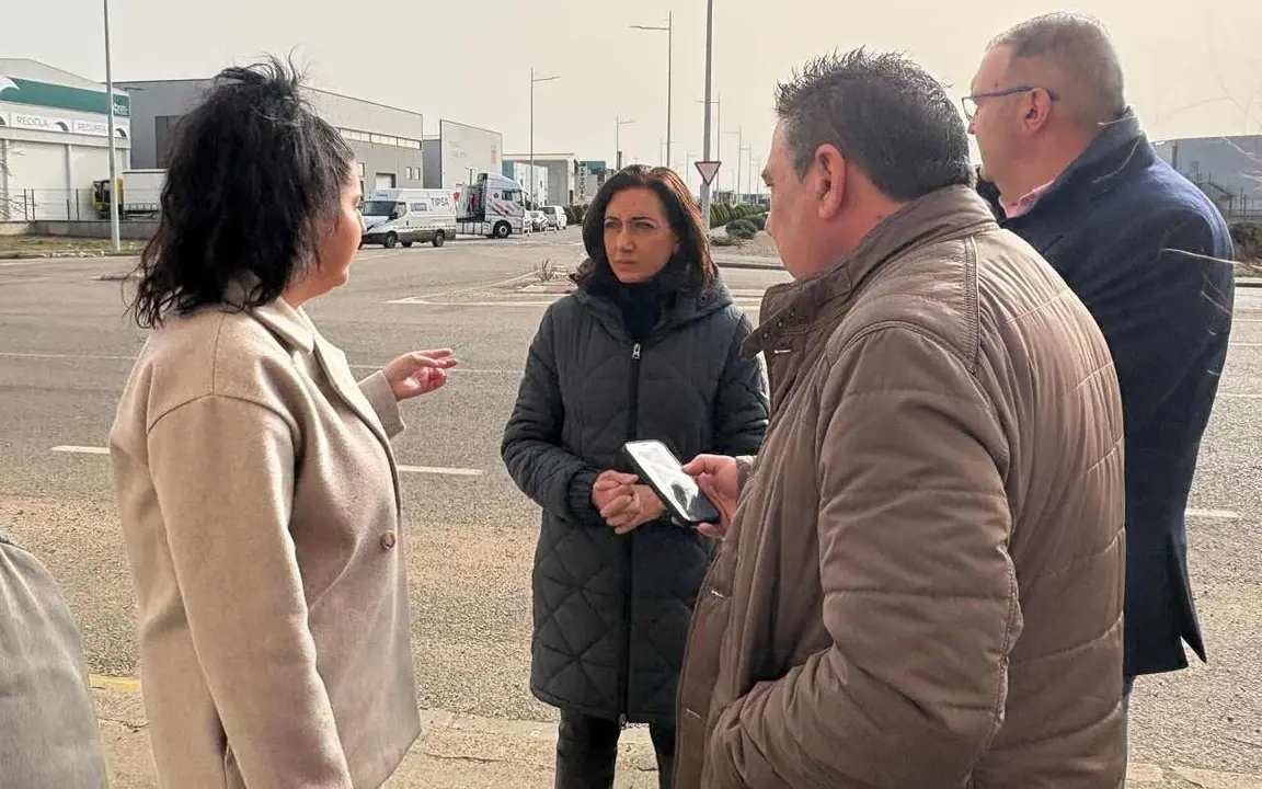 Representantes de UPL, con Alicia Gallego al frente, durante la visita a Santovenia de la Valdoncina.