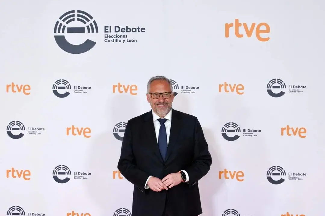 El candidato a la Presidencia de la Junta de VOX, Carlos Poll&aacute;n, a su llegada a las Cortes de Castilla y Le&oacute;n para participar en el primer debate de las elecciones auton&oacute;micas.