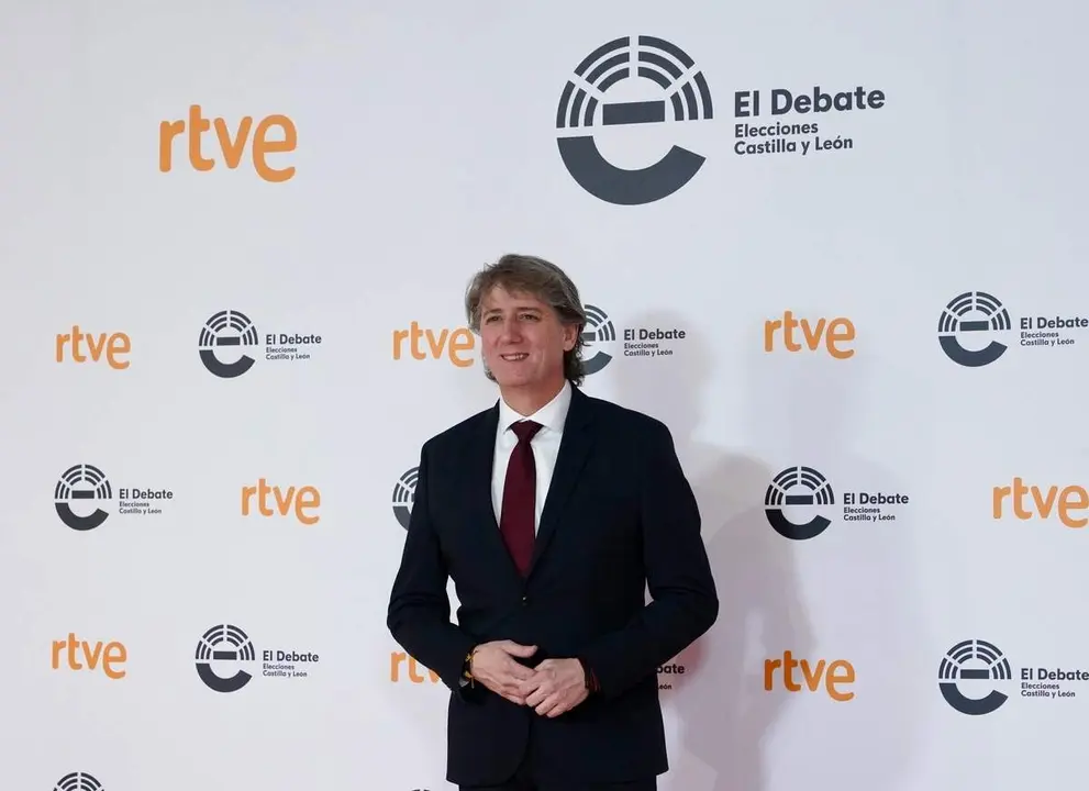 El candidato a la Presidencia de la Junta del PSOE; Carlos Mart&iacute;nez, a su llegada a las Cortes de Castilla y Le&oacute;n para participar en el primer debate de las elecciones auton&oacute;micas.