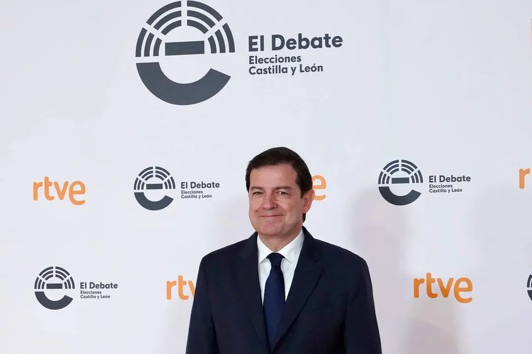 El candidato a la Presidencia de la Junta del Partido Popular, Alfonso Fern&aacute;ndez Ma&ntilde;ueco, a su llegada a las Cortes de Castilla y Le&oacute;n para participar en el primer debate de las elecciones auton&oacute;micas.