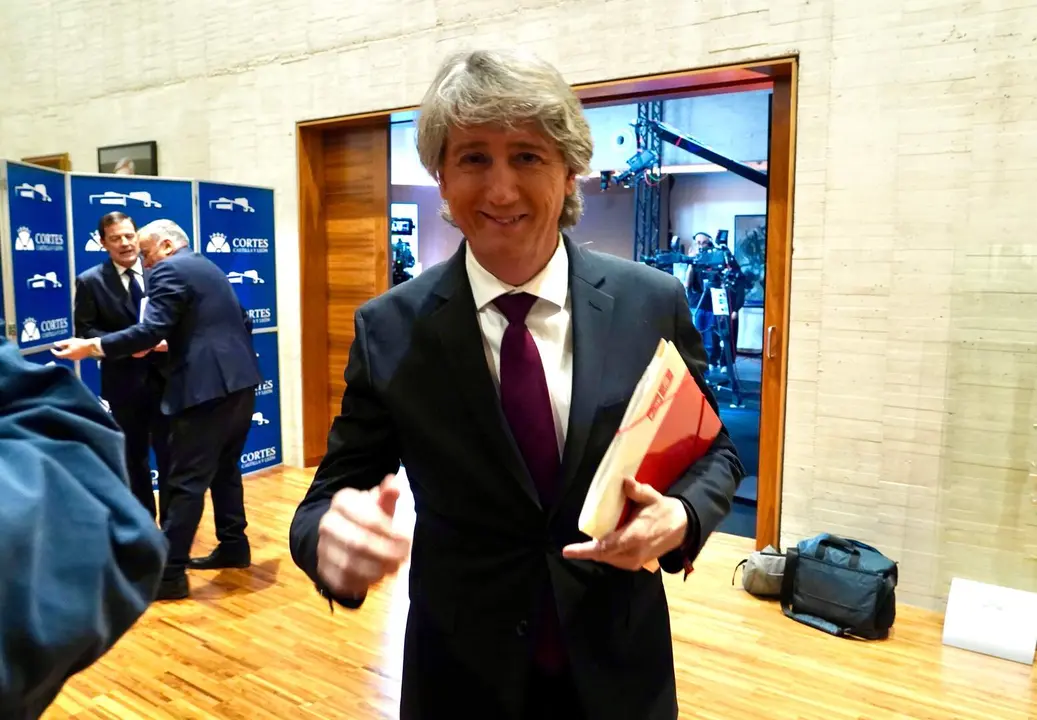 El candidato a la Presidencia de la Junta del PSOE; Carlos Mart&iacute;nez, al t&eacute;rmino del debate