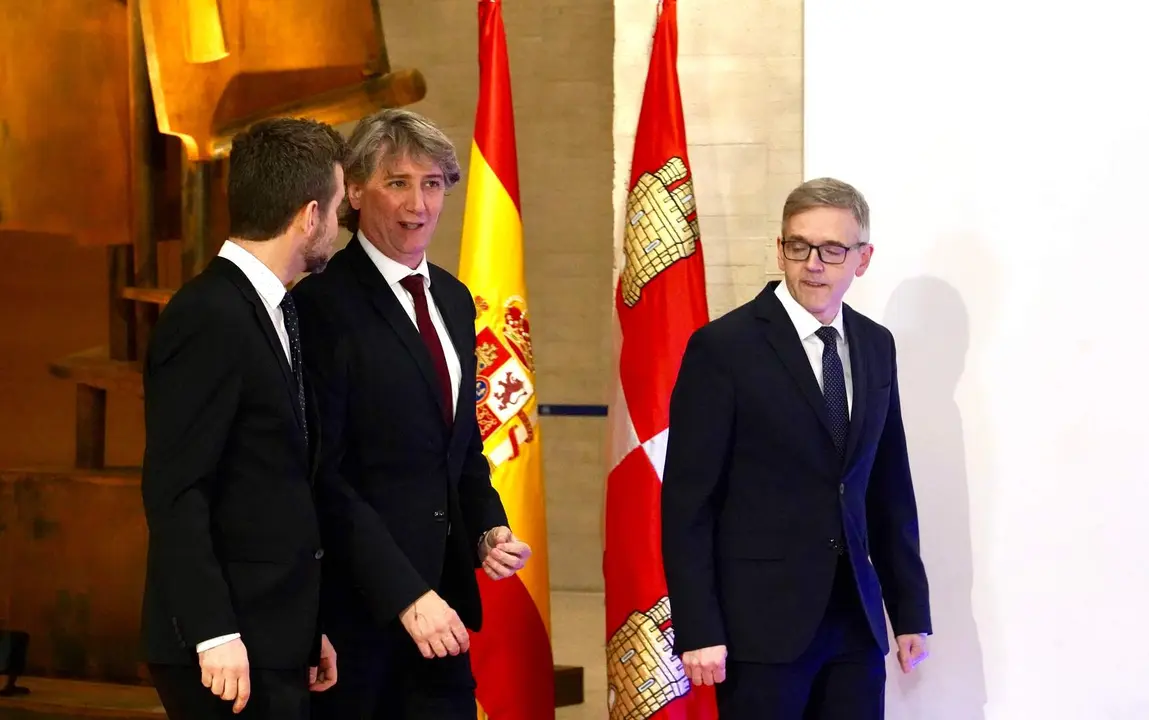 El candidato a la Presidencia de la Junta del PSOE; Carlos Mart&iacute;nez, a su llegada a las Cortes de Castilla y Le&oacute;n para participar en el primer debate de las elecciones auton&oacute;micas.