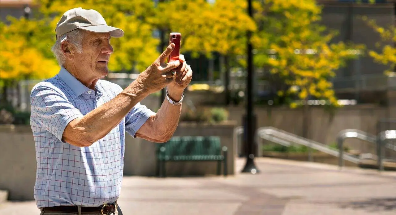 se&ntilde;or mayor con el m&oacute;vil