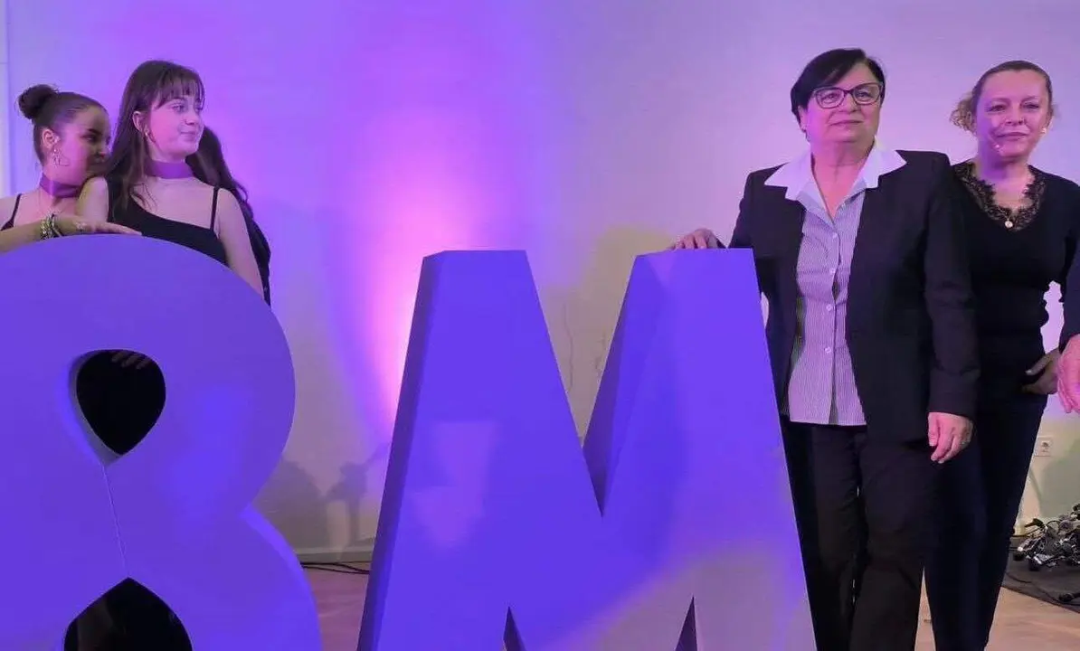 La concejala y secretaria de Mujer, Derechos e Igualdad, Teresa Fern&aacute;ndez Gonz&aacute;lez, asiste al acto institucional por el 8M.