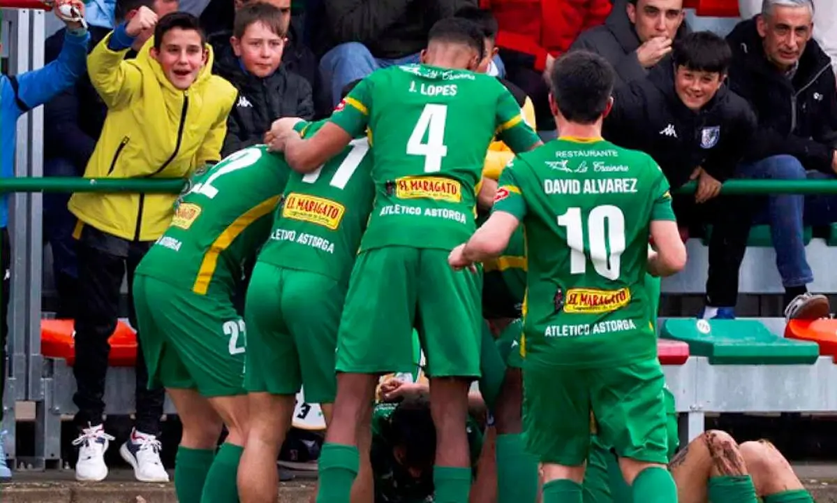 Los jugadores del Atl&eacute;tico Astorga celebran uno de sus goles este s&aacute;bado en La Eragudina.