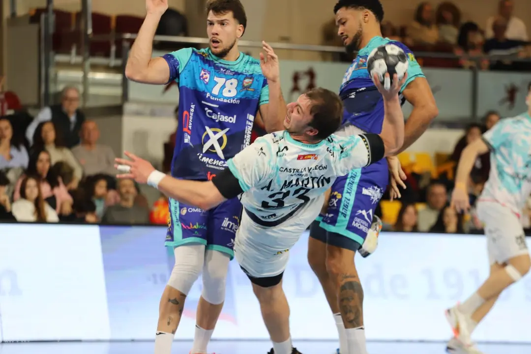 El Abanca Ademar Le&oacute;n logr&oacute; este s&aacute;bado una trabajada victoria frente al BM Puente Genil (29-28) en un encuentro marcado por dos mitades muy diferentes y por una remontada final que levant&oacute; a la grada del Palacio de los Deportes de Le&oacute;n.