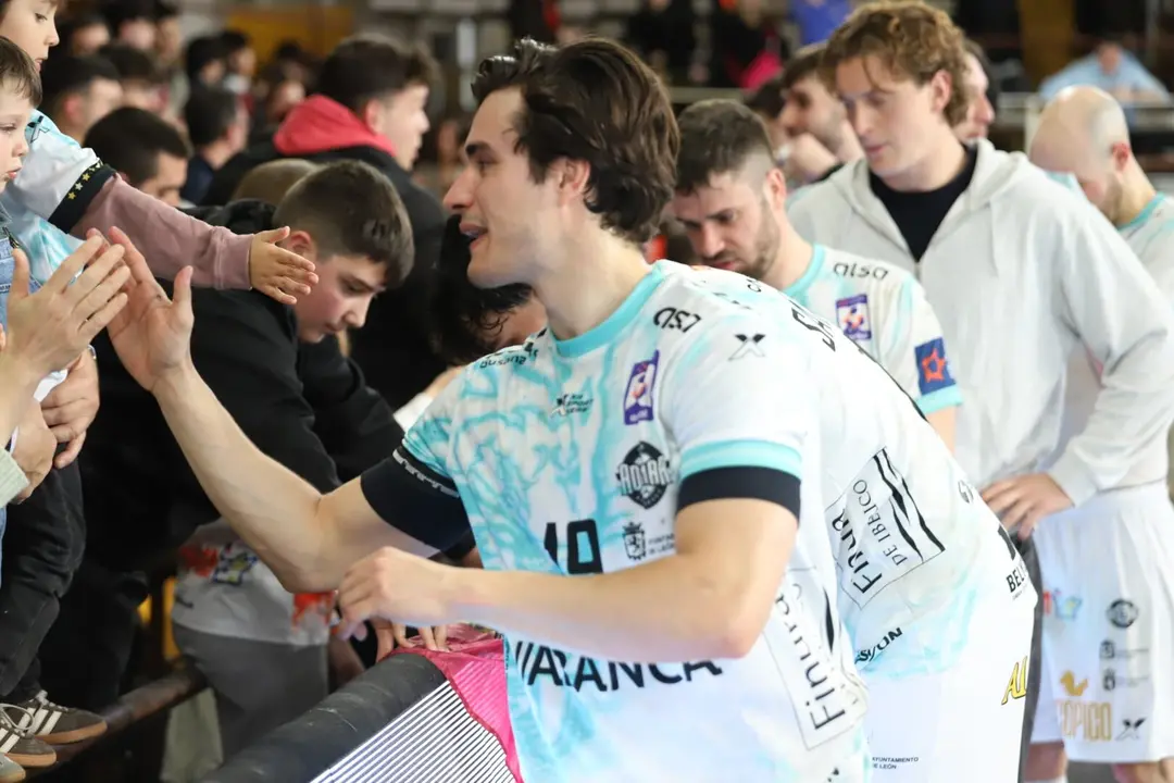 Los jugadores del Abanca Ademar saludan al p&uacute;blico a la conclusi&oacute;n del encuentro. Foto: Isaac Llamazares