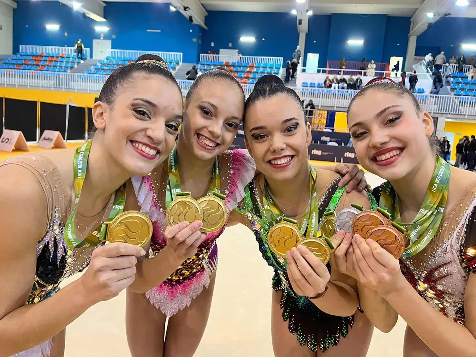 Las gimnastas leonesa del Club Ritmo muestras orgullosas sus medallas.