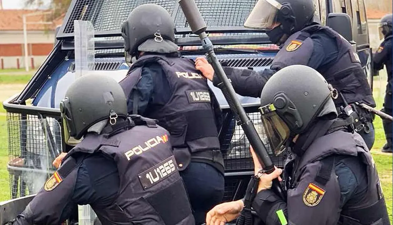 Revista UFP. En portada un Grupo de UIP en acci&oacute;n