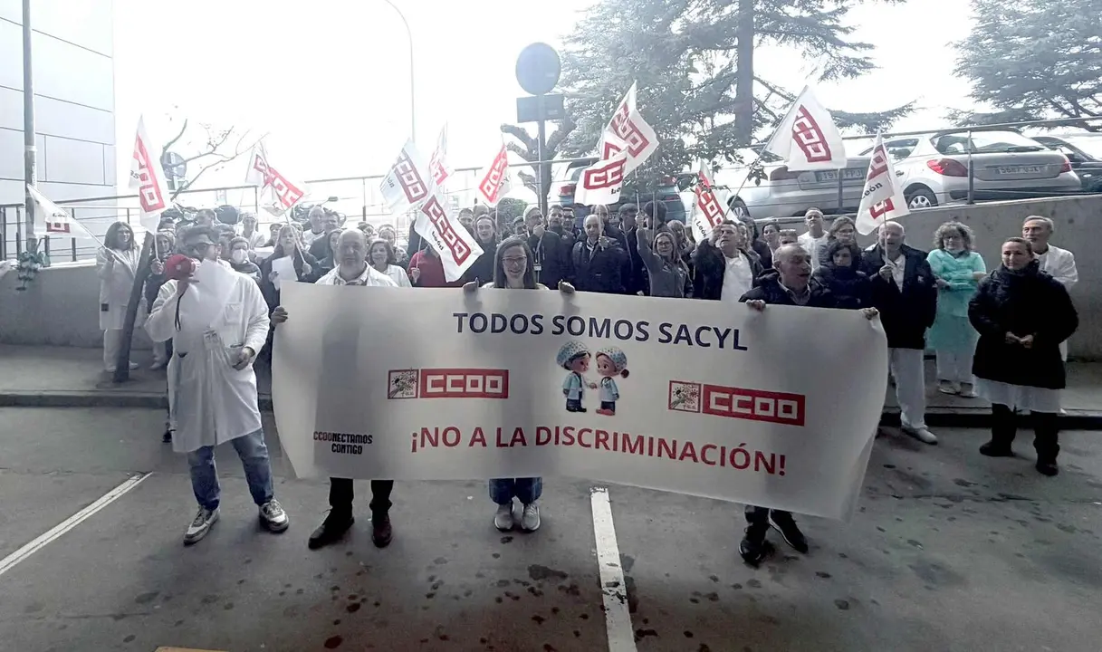 Un instante de la concentraci&oacute;n realizada este lunes ante el Hospital de Le&oacute;n.