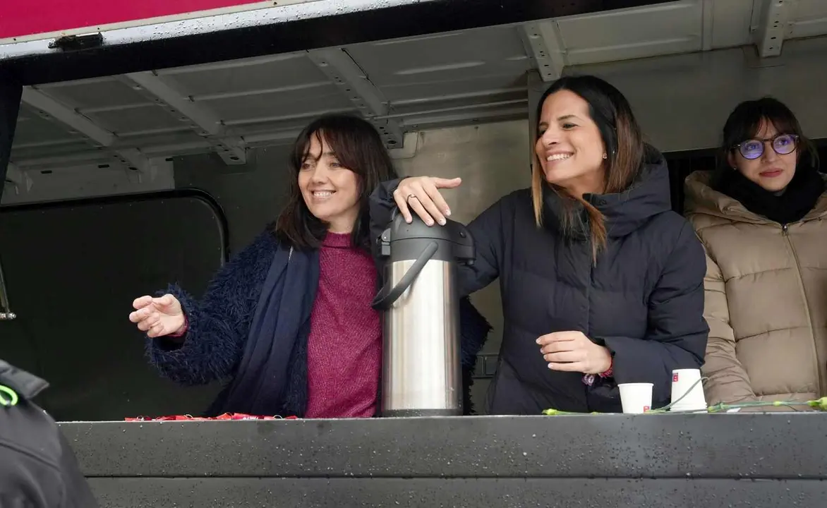 Bego&ntilde;a Berm&uacute;dez y Nuria Rubio, durante la campa&ntilde;a electoral de cara al 15M.