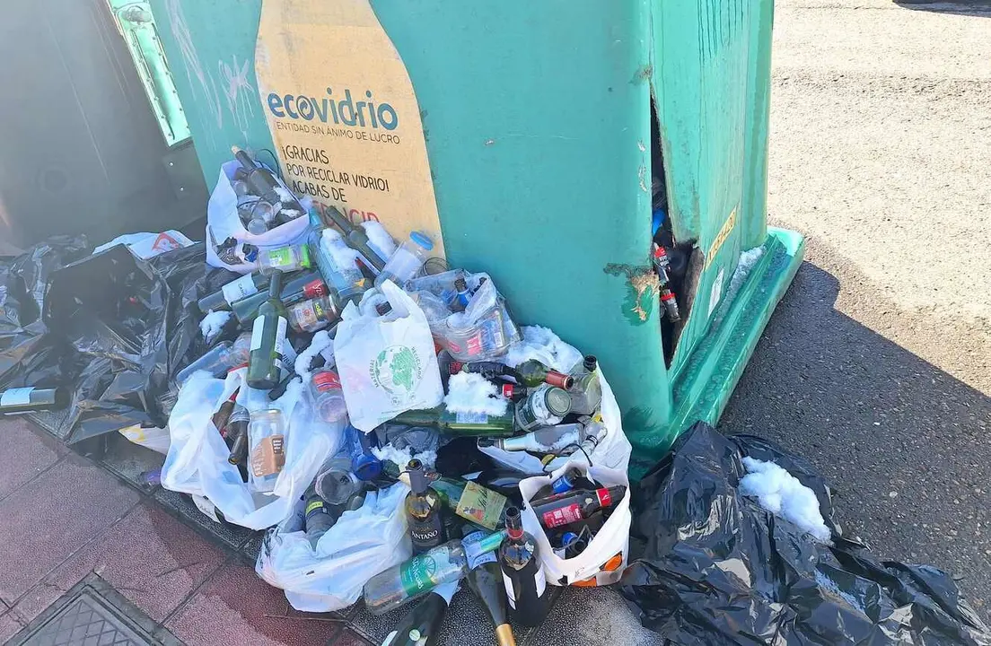 Imagen facilitada por el PP sobre el estado de los contenedores de reciclaje.