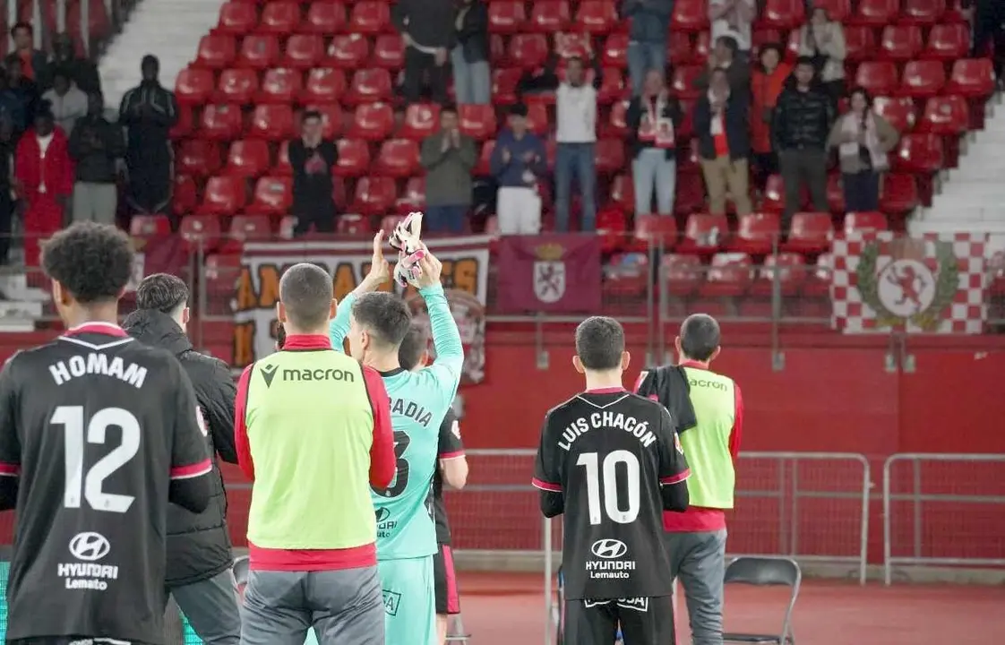 La plantilla de la Cultural aplaude a los aficionados que acudieron a apoyar al equipo a Almer&iacute;a.