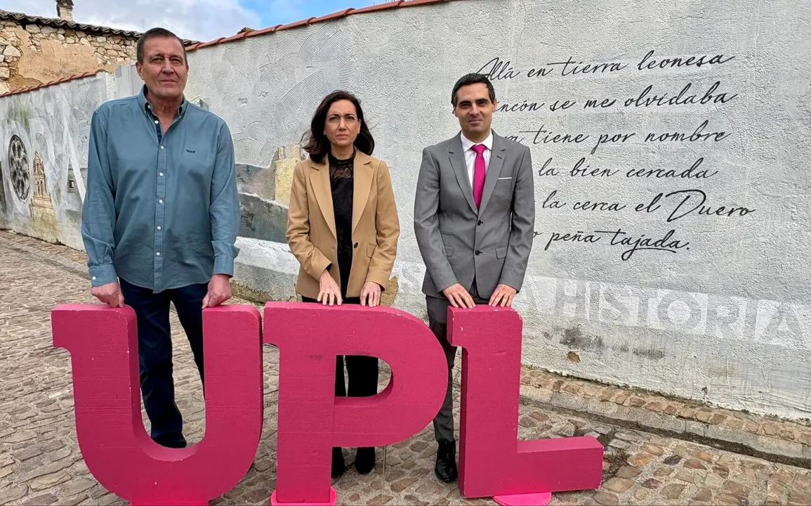 Los candidatos a las Cortes de Uni&oacute;n del Pueblo Leon&eacute;s por Zamora y Salamanca, Alfonso Mart&iacute;nez y Carlos Javier Salgado, junto a Alicia Gallego.