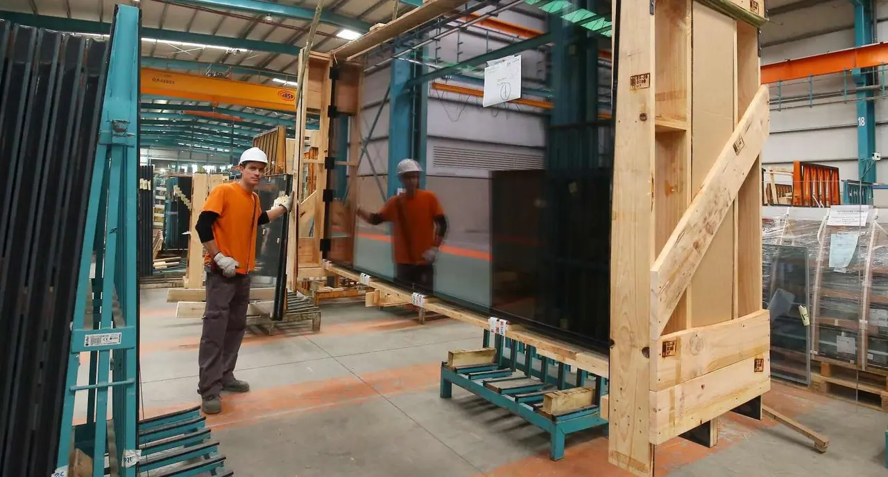 La consejera de Econom&iacute;a y Hacienda, Pilar del Olmo, junto al presidente de la empresa Tvitec, Javier Prado, durante la visita a la factor&iacute;a ubicada en Cubillos del Sil (Le&oacute;n), con motivo de la ampliaci&oacute;n de sus instalaciones