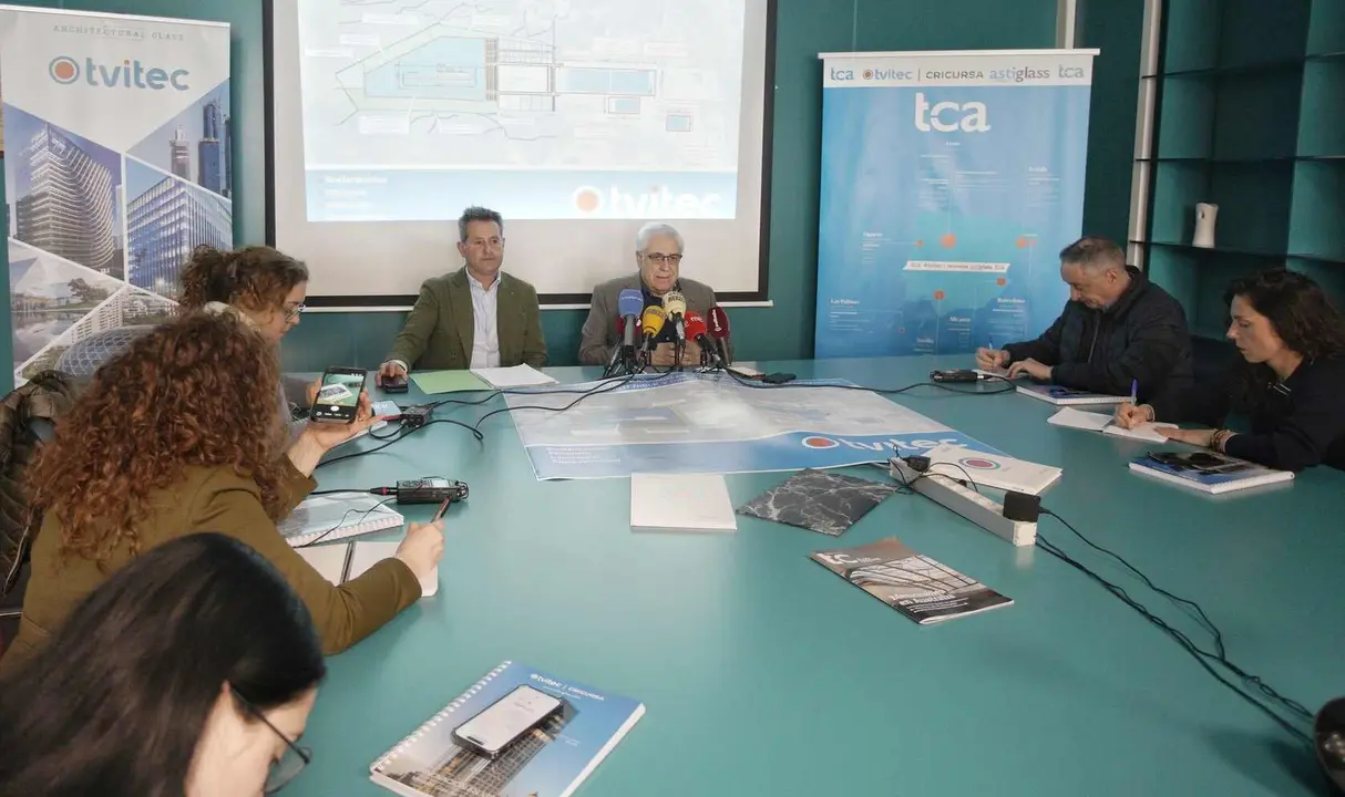 Los principales ejecutivos de la empresa Tvitec, Javier Prado (D), y Alberto Fern&aacute;ndez Sutil (I), durante su comparecencia de esta ma&ntilde;ana para hablar sobre las &uacute;ltimas noticias relevantes de la compa&ntilde;&iacute;a