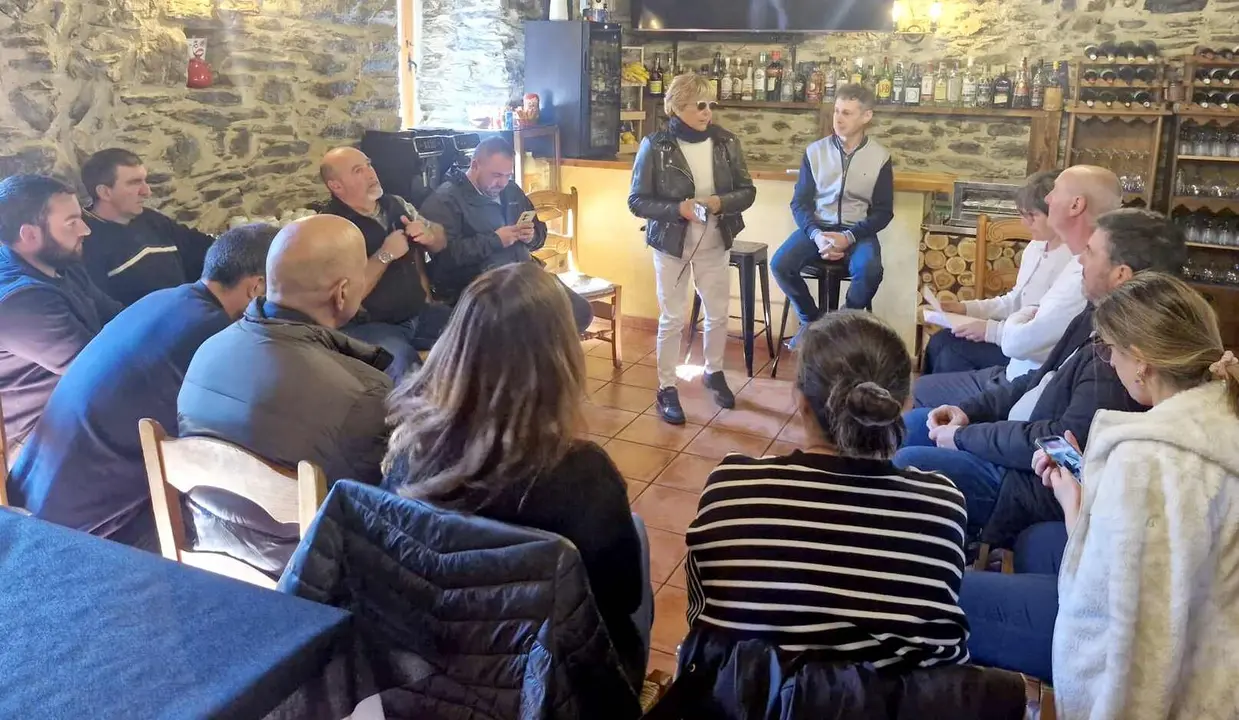 La alcaldesa de Murias de Paredes, Carmen Mallo, junto al candidato Mario Rivas.