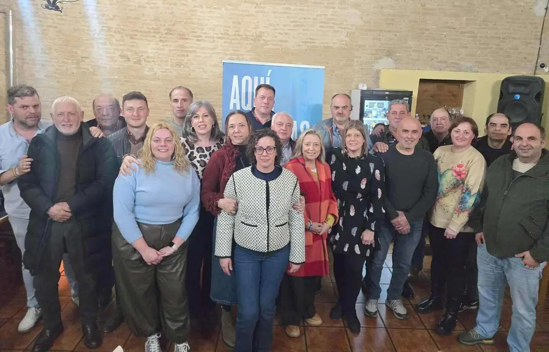 Los participantes en el encuentro popular de Sahag&uacute;n a la conclusi&oacute;n de la jornada.