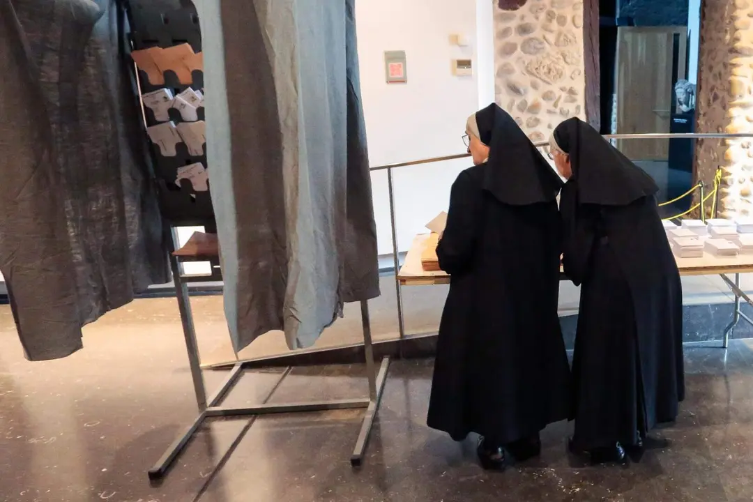 arias religiosas del Convento de las Carbajalas, ejercen su derecho al voto en el colegio electoral ubicado en el Palacio del Conde Luna en 2023. Foto: Peio Garc&iacute;a.