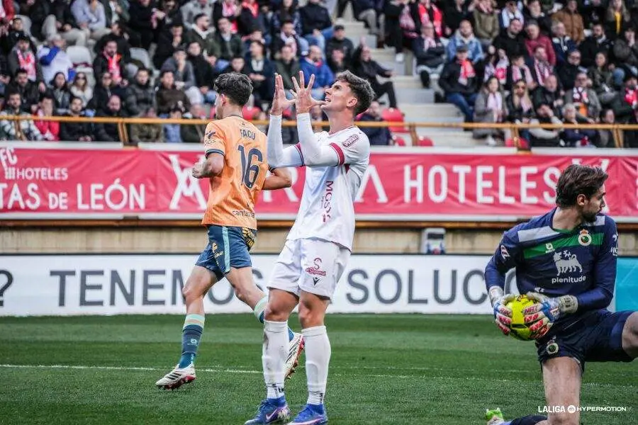Collado, en un lance del partido ante el Racing de Santander.