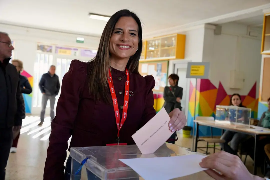 Nuria Rubio deposita su voto este 15M en el CEIP Luis Vives de Le&oacute;n.