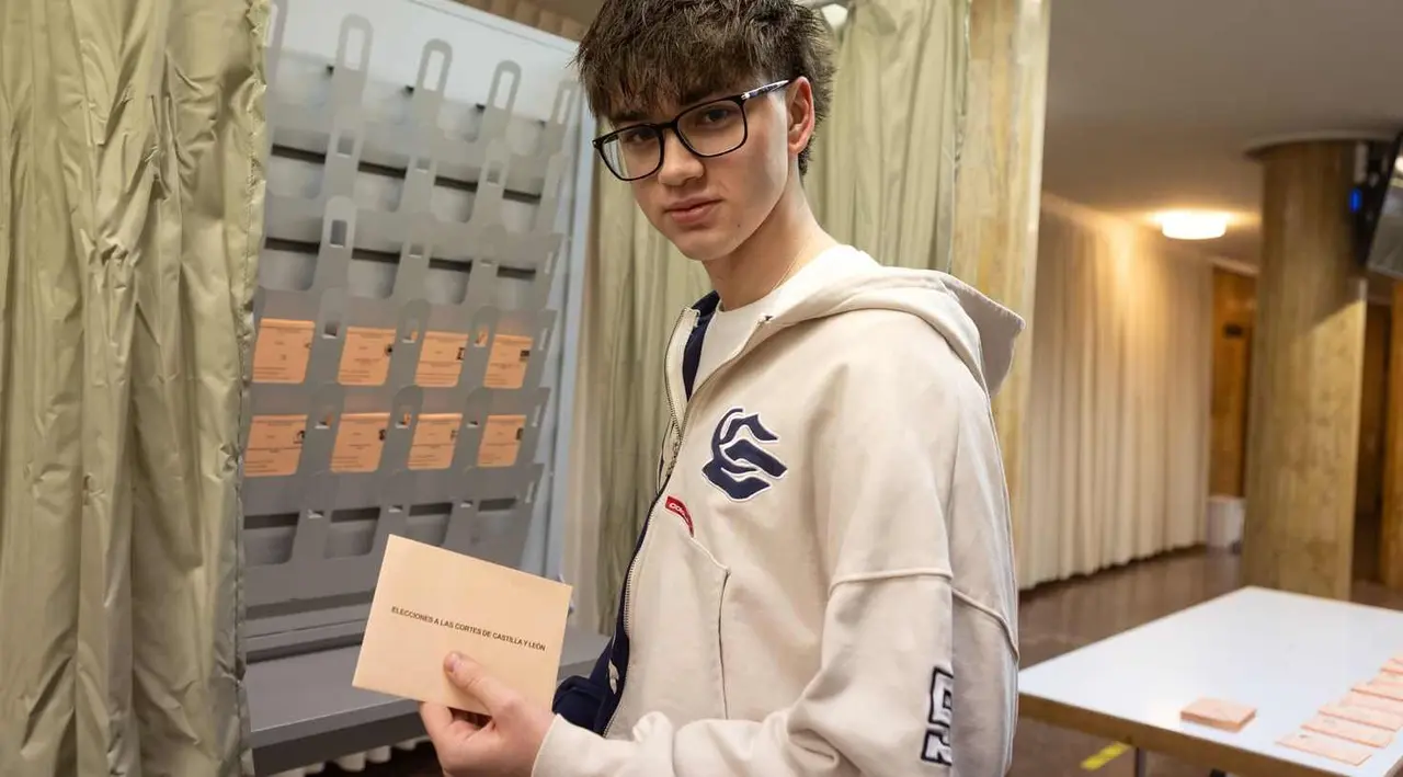 El joven soriano Victor Calabaza Maroto de 18 a&ntilde;os vota por primera vez en unas elecciones.