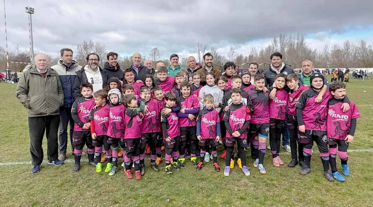 Representantes institucionales, junto a equipos de la cantera de rugby.