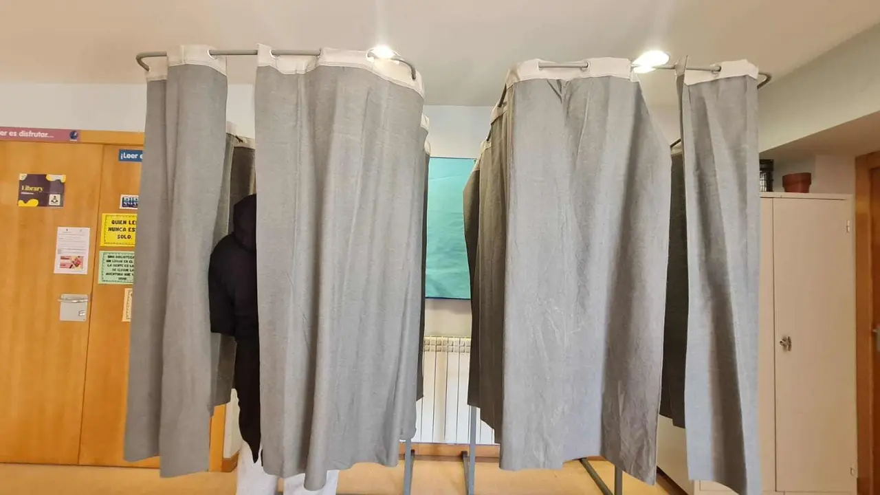 La afluencia de votantes se ha reducido de forma notable durante las horas que coinciden con las comida.