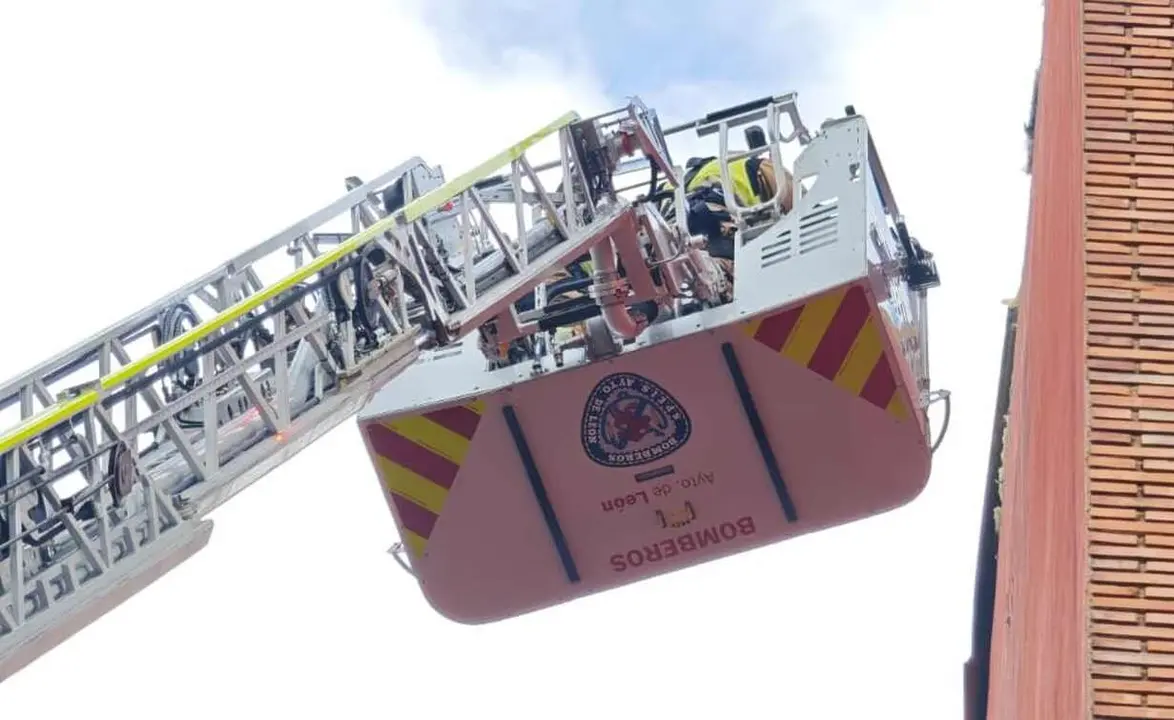 Efectivos de Bomberos Le&oacute;n durante una intervenci&oacute;n.