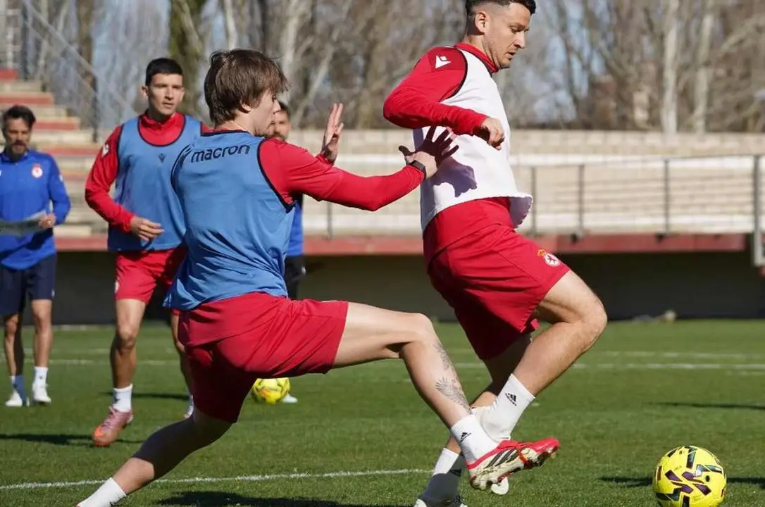Radoja, que vuelve esta jornada, junto a Yayo durante un entrenamiento.