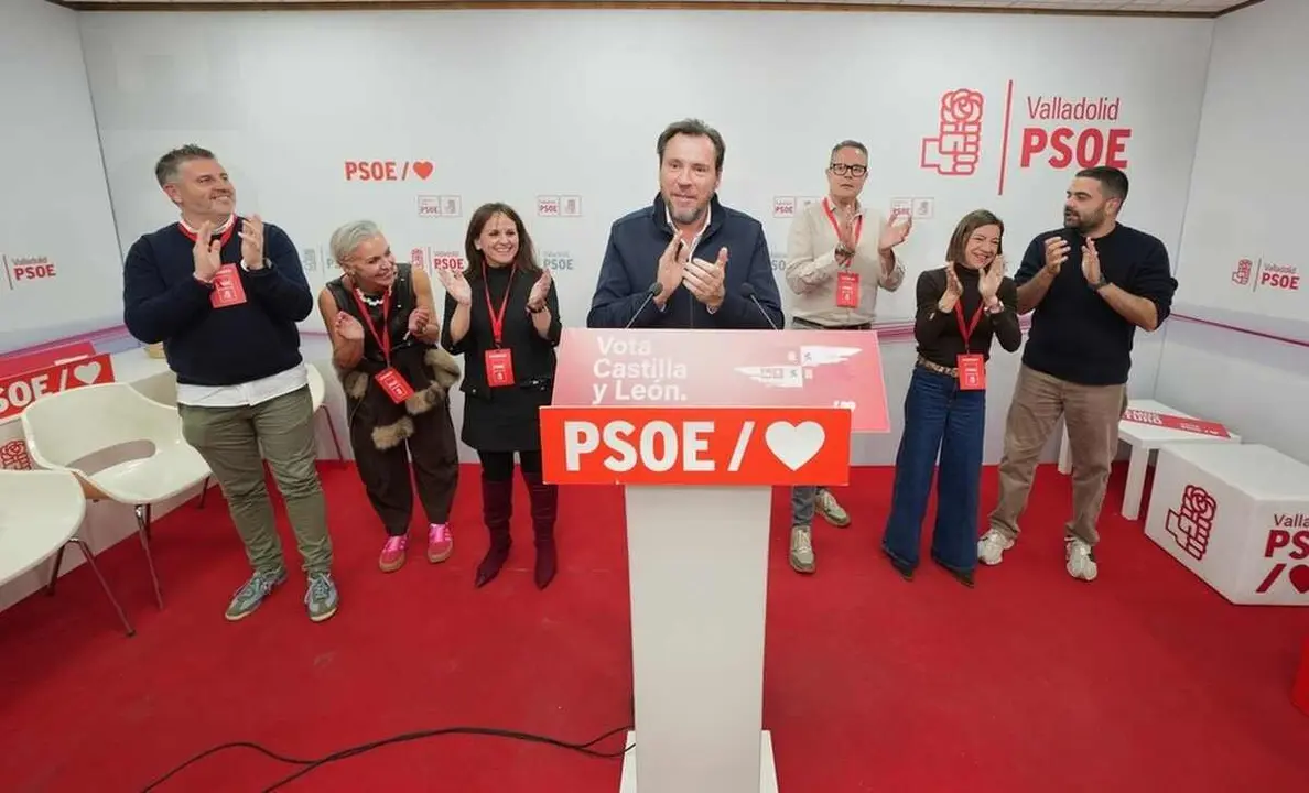 El ministro de Fomento, Oscar  Puente,  hace declaraciones en la sede del PSOE de Valladolid.