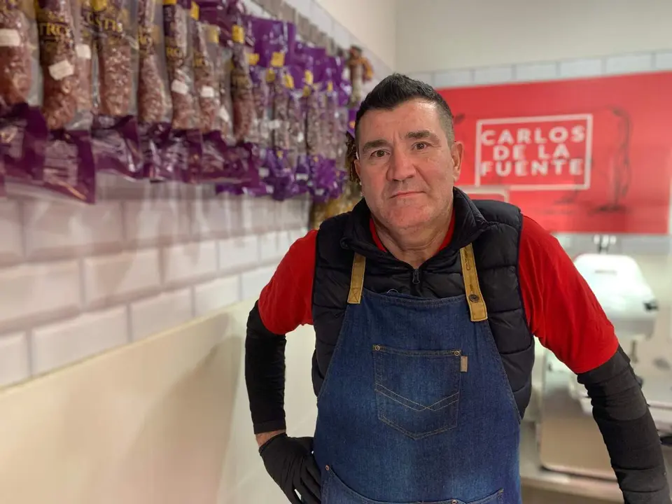 Carlos de la Fuente en su carnicer&iacute;a de El Ejido. Foto: A.F.R.