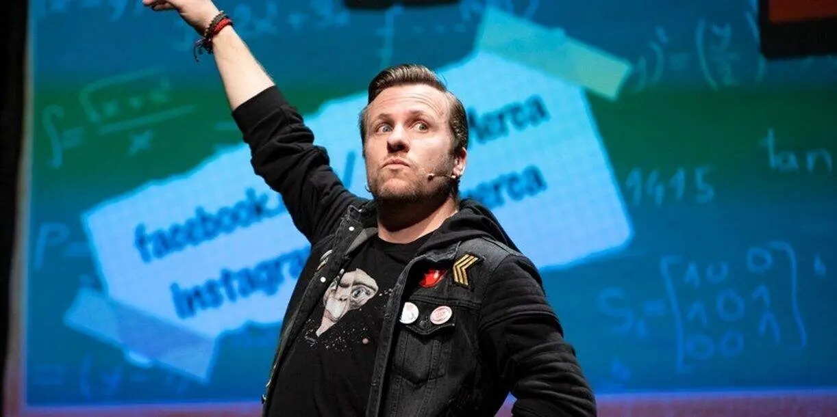 Jordi Merca durante su espect&aacute;culo 'Yo sobreviv&iacute; a la EGB'.