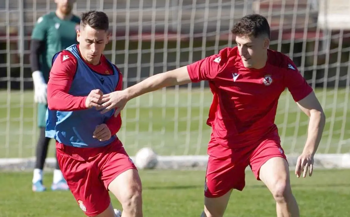 Peru intenta frenar a Manu Justo en un lance del entrenamiento.