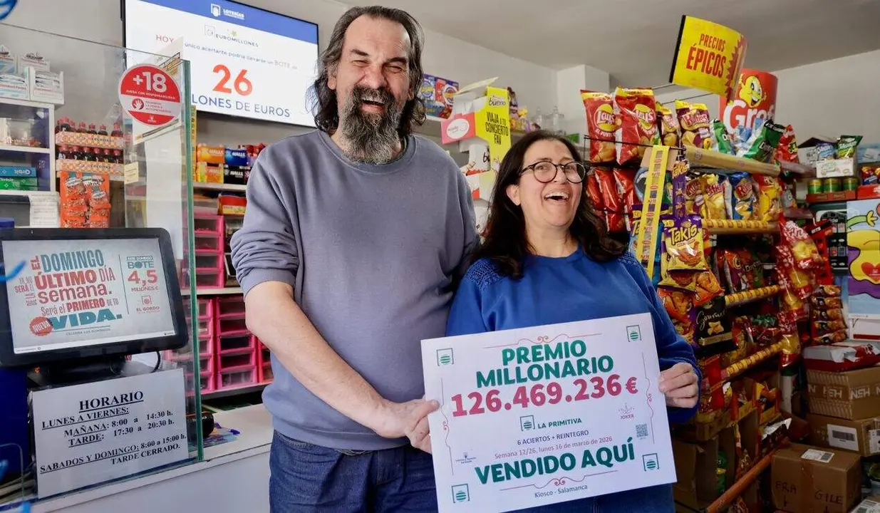 Seraf&iacute;n y Marisa son los propietarios del quiosco de la calle Francisco Montero de Salamanca que han dado un premio de 126 millones de euros de la Loter&iacute;a Primitiva.