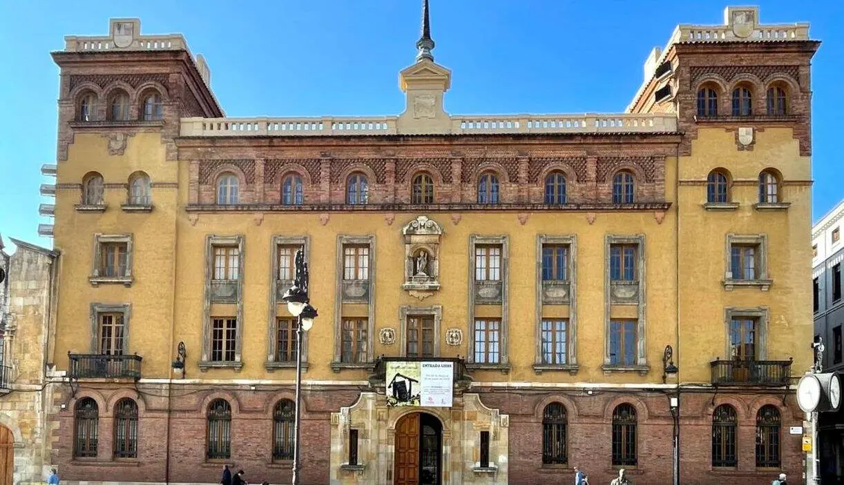 Exterior del Seminario Mayor de San Froil&aacute;n de Le&oacute;n en la plaza de Regla.