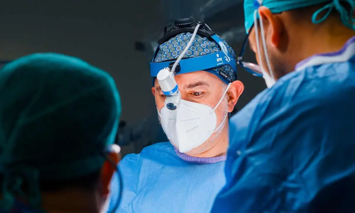 El doctor Valle Folgueral, en quir&oacute;fano.