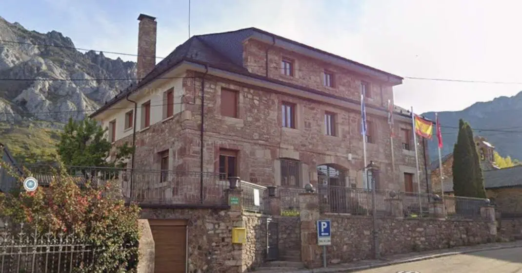 Imagen exterior del Ayuntamiento de Sena de Luna. Foto: Google Maps.