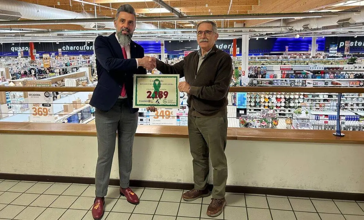Emilio Seijo, director comercial de E.LECLEC y Estanislao de Luis Calabuig, presidente de la Asociaci&oacute;n Espa&ntilde;ola Contra el C&aacute;ncer en Le&oacute;n.